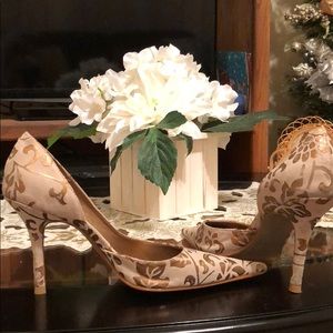 Beautiful Gold and cream colored heels!!!